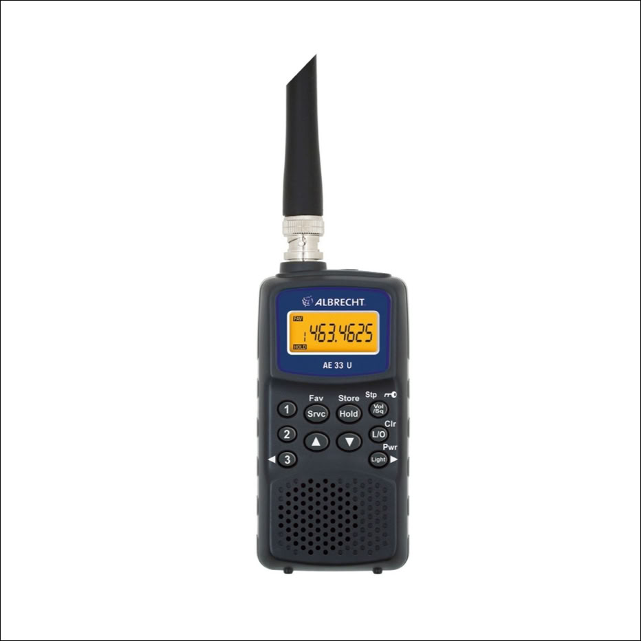 Een draagbare Albrecht luchtvaartradio met een antenne, een geel verlicht scherm en meerdere knoppen aan de voorkant.